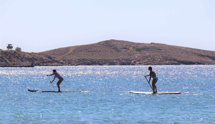 couple surf paddling