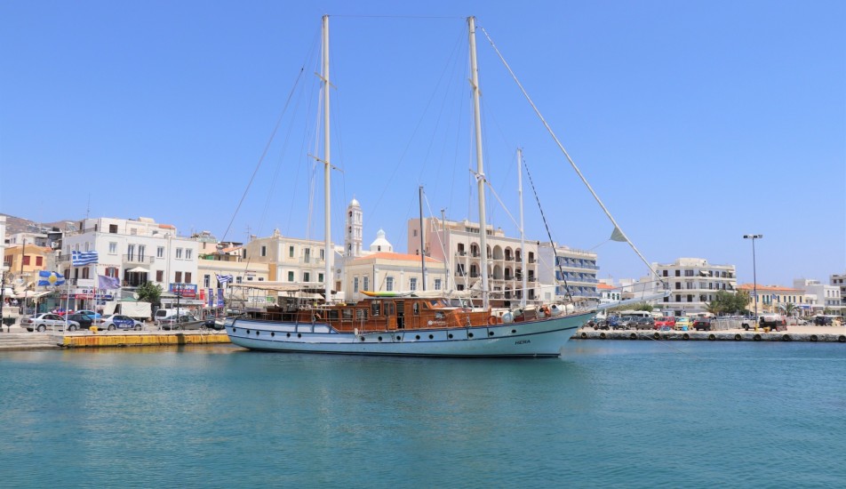 tinos sailing boat port